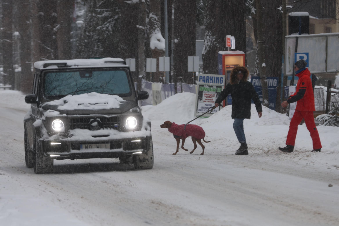 Zakopane pod śniegiem. Miasto ma problem z opadami