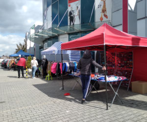 Zamość: Handel przed galerią Revia Park. Sprzedawcy przenieśli się przed galerię