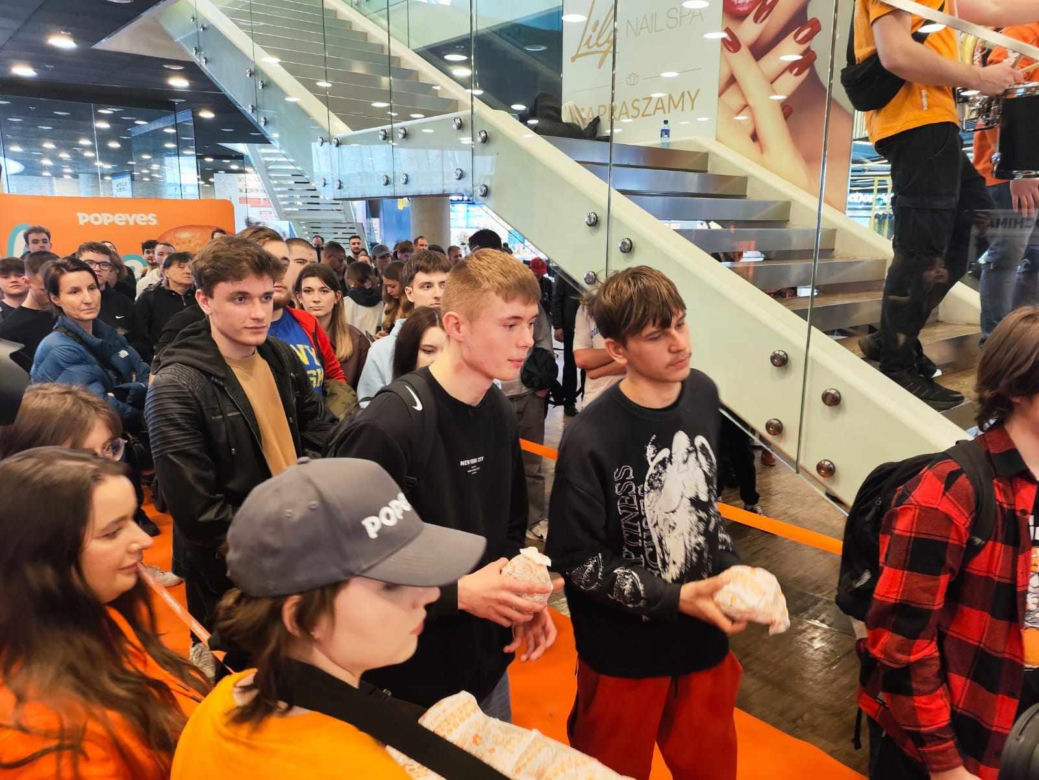 Popeyes w Katowicach już otwarte. Wydano sto pierwszych kanapek