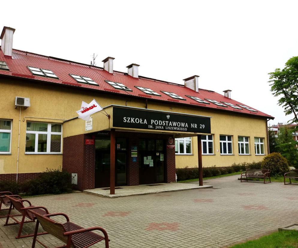 Konsultacje dla klas VIII,  opieka dla klas I-III. W szkołach na Warmii i Mazurach  tłoku nie ma! [AUDIO]