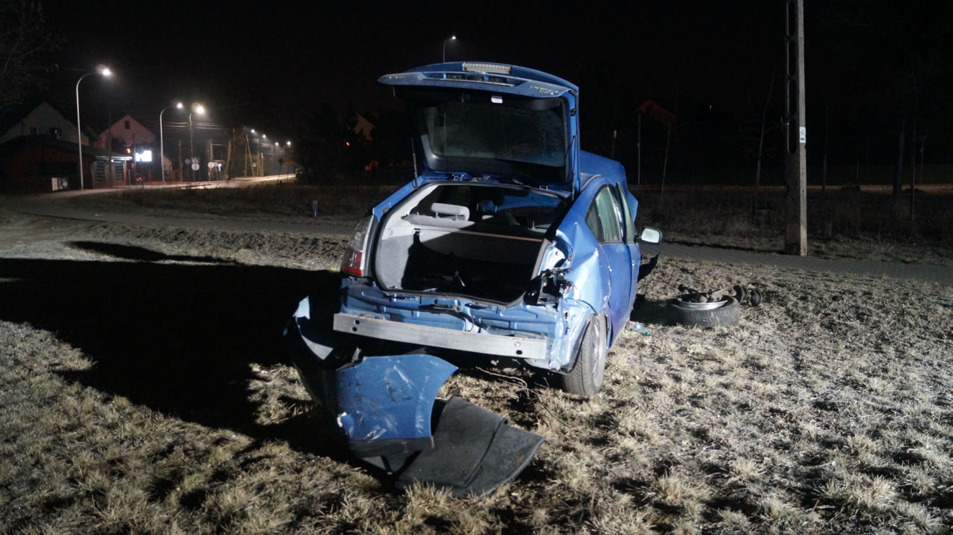 Potworne zderzenie toyoty z BMW w Piasecznie. Pogotowie zabrało rannego