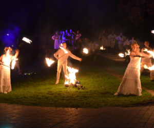 Pokaz fireshow w wykonaniu tancerzy i tancerek Teatru Ognia „Mantra” z Makowa Mazowieckiego