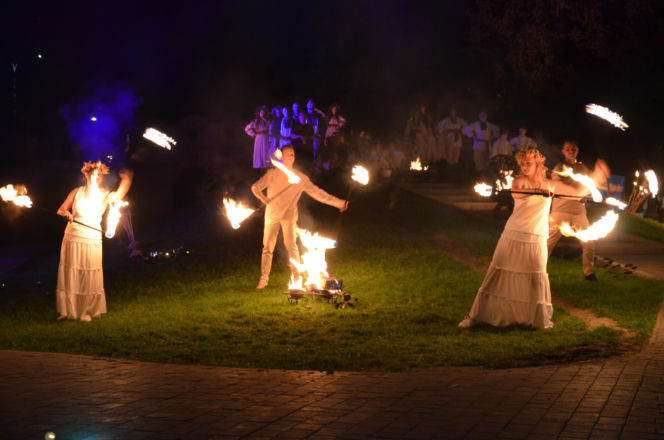 Pokaz fireshow w wykonaniu tancerzy i tancerek Teatru Ognia „Mantra” z Makowa Mazowieckiego