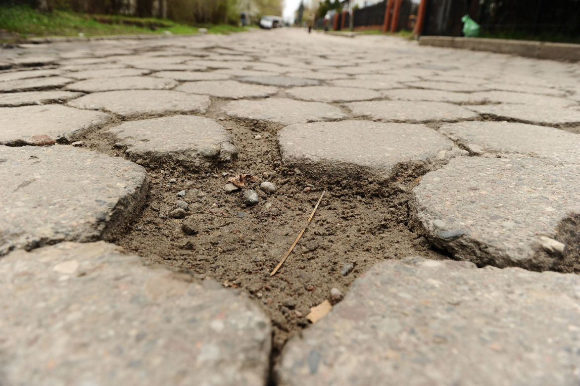 Ciężarówki jeżdżą mimo zakazu od prawie 30 lat. Mieszkańcy ul. Konwaliowej mają dość