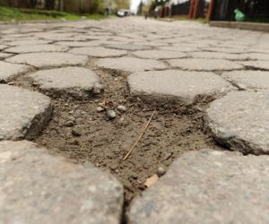 Ciężarówki jeżdżą mimo zakazu od prawie 30 lat. Mieszkańcy ul. Konwaliowej mają dość