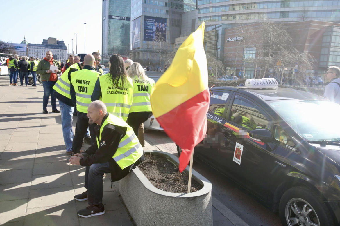Wielki protest taksówkarzy w centrum Warszawy. Chcą podniesienia stawek!