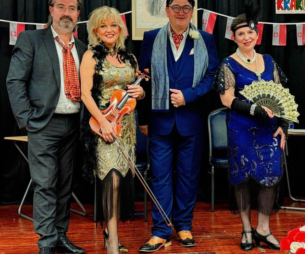 Czworo artystów z RetroSingers w strojach z lat 20. i 30. na scenie. O sukcesach zespołu w USA przeczytasz na SE USA.