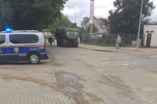 Miasto rośnie w SIŁĘ, ale za to tonie w BŁOCIE! Straż miejska z Elbląga apeluje do budowlańców!