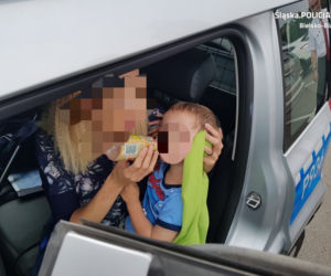 Wyczerpany 3-latek siedział w nagrzanym aucie. Policjanci wybili szybę i uratowali dziecko!