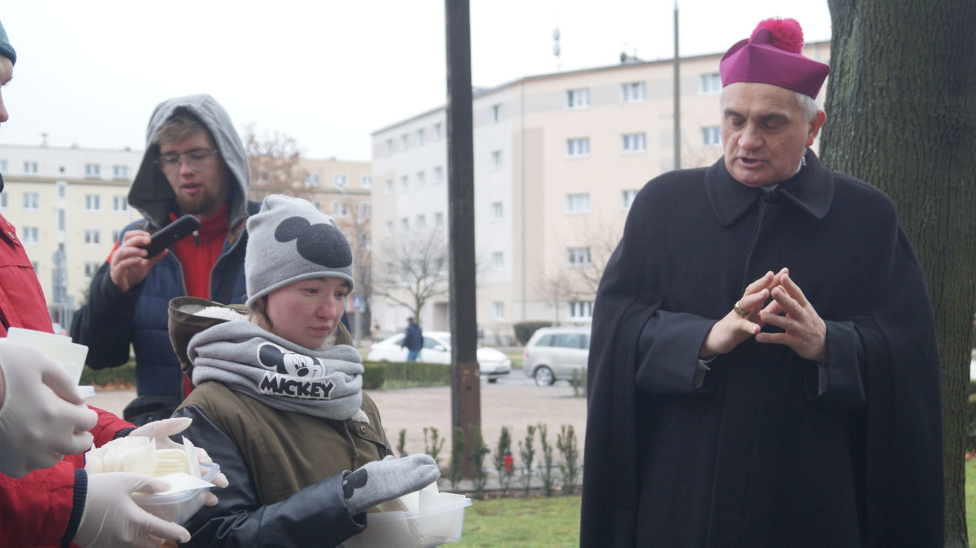 Wigilia dla bezdomnych i potrzebujących przed bydgoską Bazyliką [ZDJĘCIA]