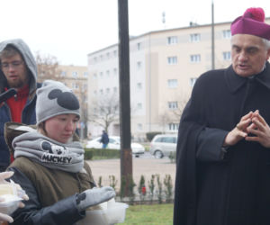 Wigilia dla bezdomnych i potrzebujących przed bydgoską Bazyliką [ZDJĘCIA]