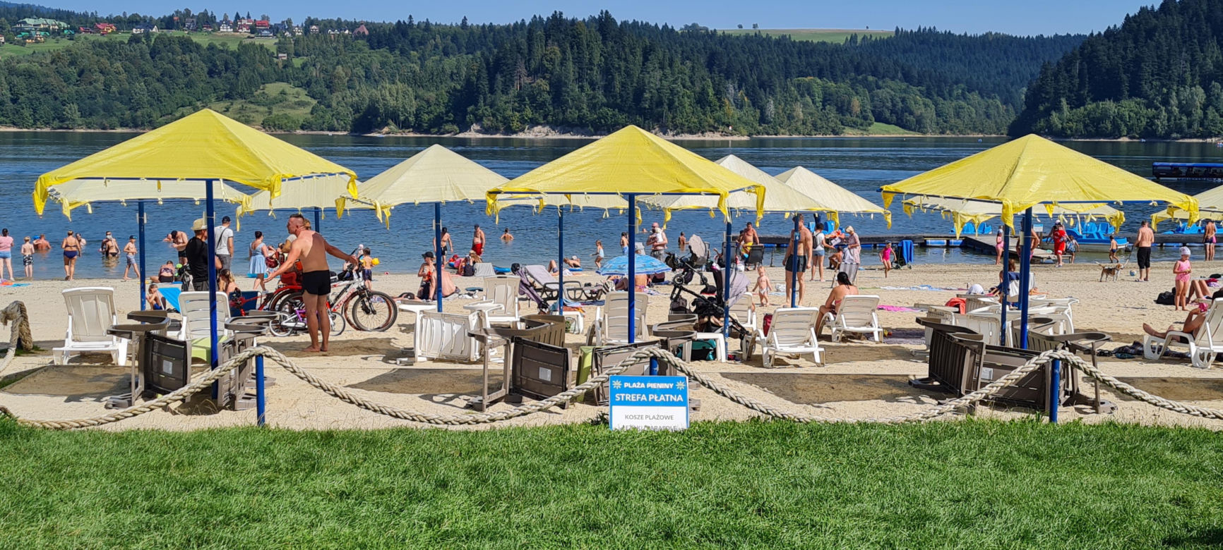 Niedzica to idealne miejsce na jesienny wyjazd. Jezioro, góry, lasy, a do tego taniej niż w Zakopanem