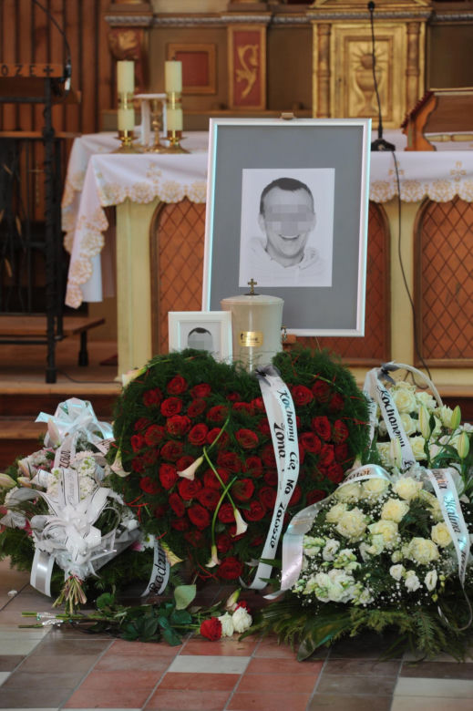 Dziennikarz zginął od jednego kopniaka. Przed śmiercią otrzymał w liście swój nekrolog. Umarł w klubowej toalecie