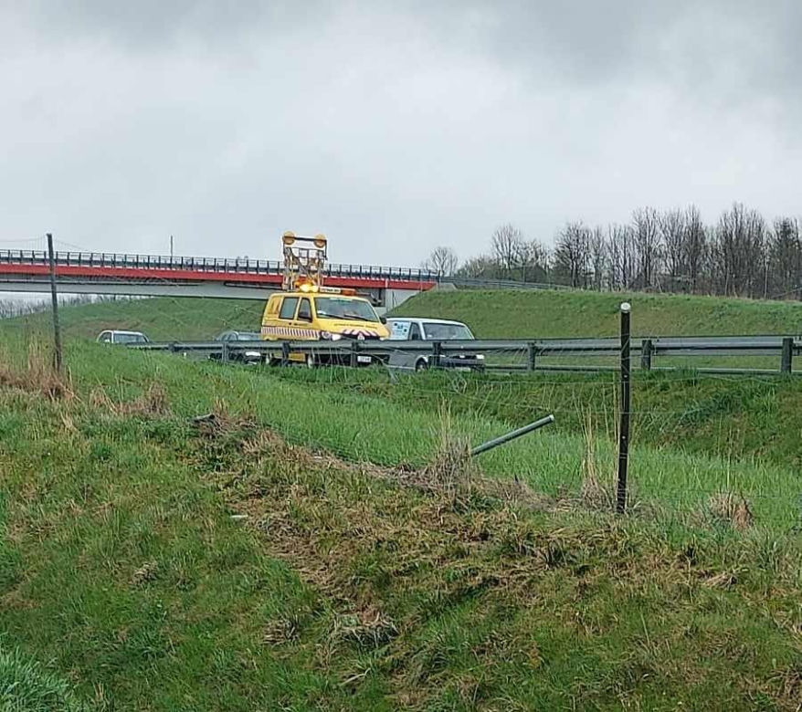 Groźny wypadek pod Tarnowem. Osobówka wypadła z drogi i wylądowała w rowie