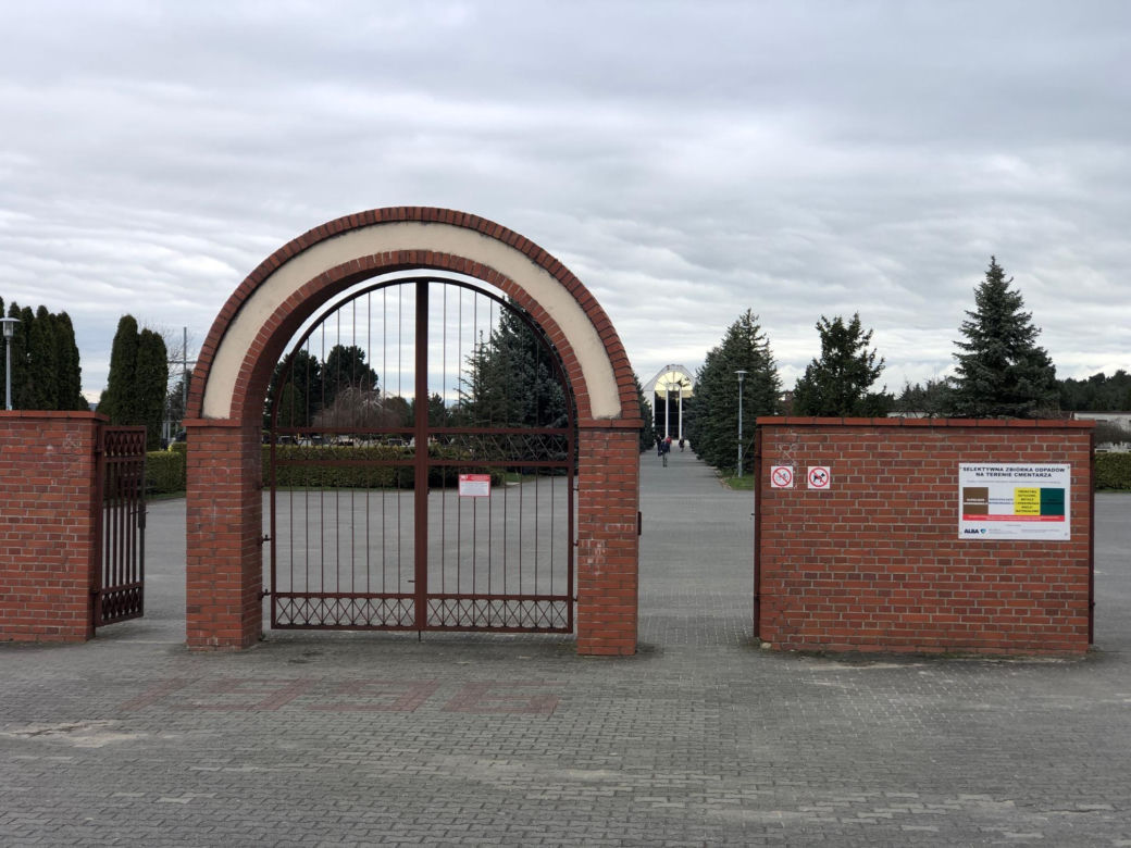 Tajemniczy napis na wieńcu. „Było nas siedmioro...”