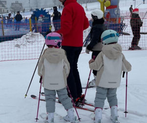Kosiniak-Kamysz uczy dzieci szusować