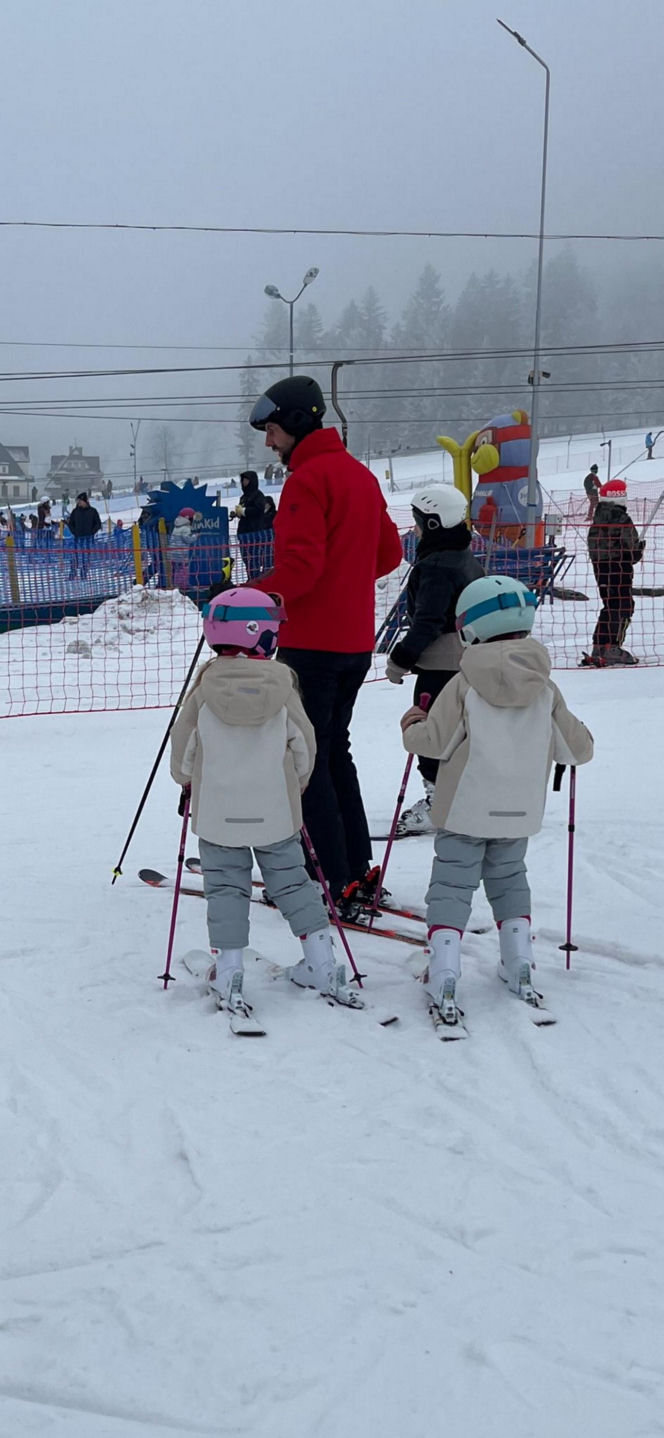 Kosiniak-Kamysz uczy dzieci szusować