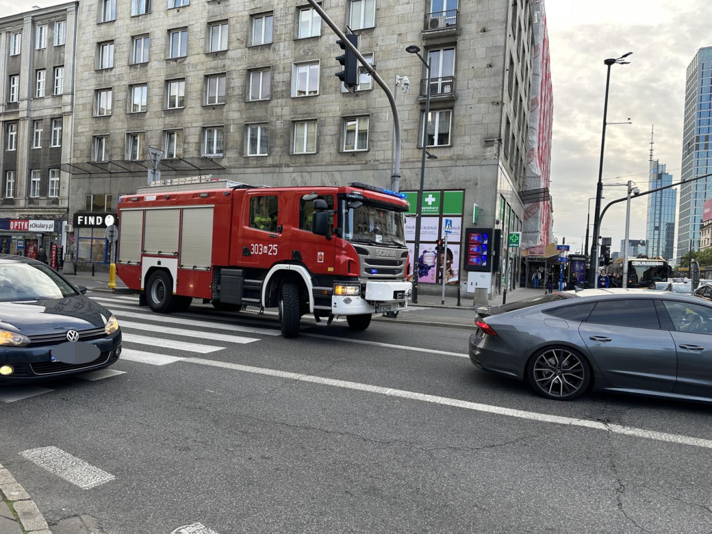 Dramatyczny wypadek w Śródmieściu! Osobówka i autobus roztrzaskane