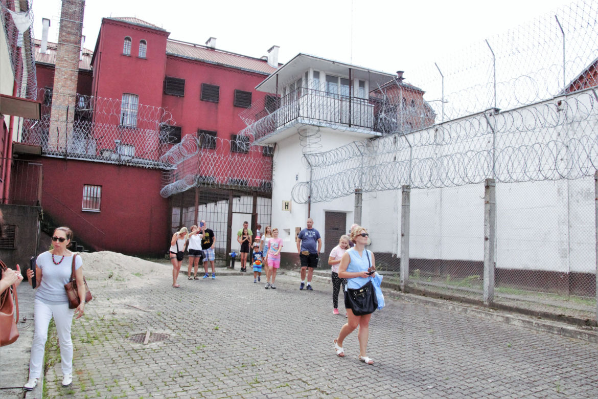 "Mały Zgon" kręcony na Warmii i Mazurach. Zobacz, jak wygląda dawny Areszt Śledczy w Bartoszycach