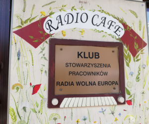 Tablica przy wejściu do Radio Cafe