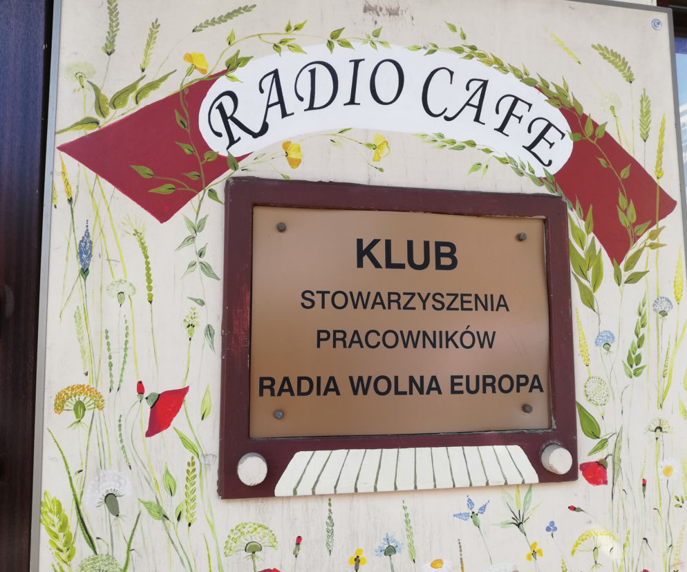 Tablica przy wejściu do Radio Cafe