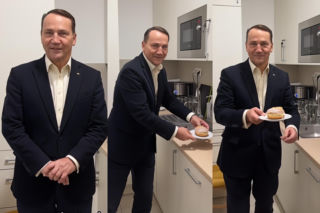 Sikorski paraduje z pączkiem po MSZ. Rozbawił Polaków nagraniem