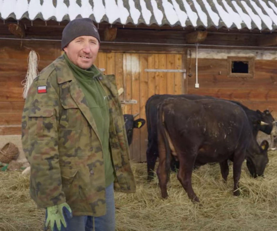 Andrzej z Plutycz na wyciągnięcie ręki! Sprawdź wiek, wykształcenie, dom, YouTube gwiazdy serialu "Rolnicy. Podlasie" [ZDJĘCIA]