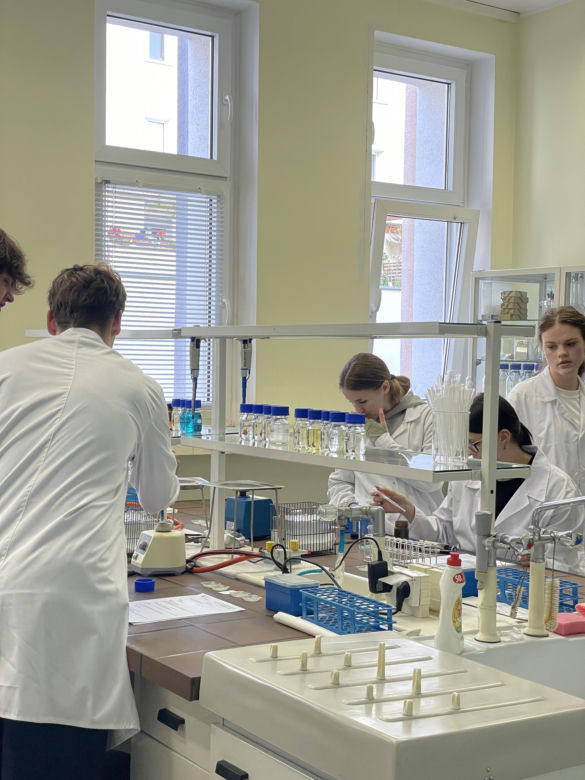 Młodzi naukowcy w akcji! Uczniowie eksperymentowali w laboratoriach Collegium Medicum