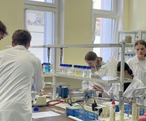 Młodzi naukowcy w akcji! Uczniowie eksperymentowali w laboratoriach Collegium Medicum
