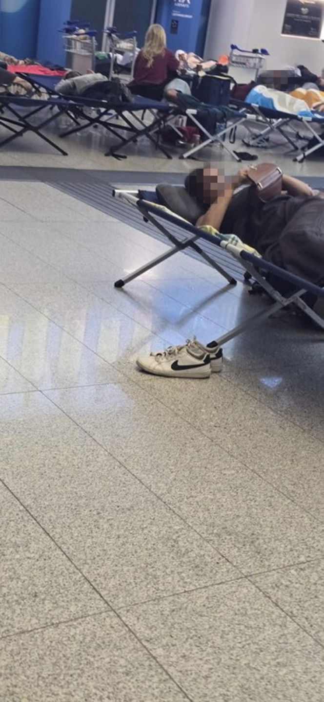 Polacy utknęli na Sycylii. „Ludzie śpią na wózkach, na ziemi”. Chaos po erupcji Etny