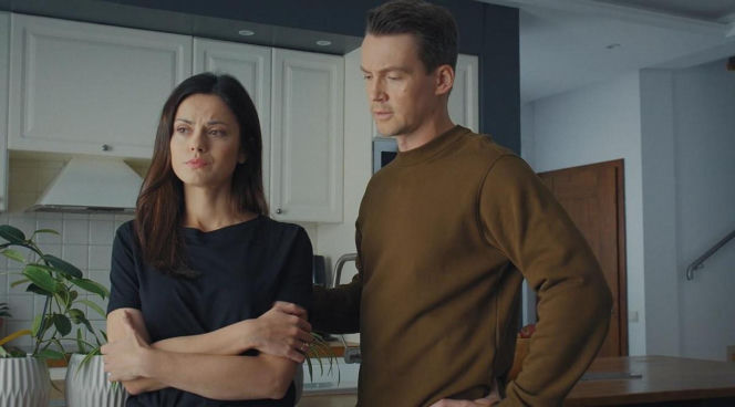 M jak miłość, odcinek 1929: To on połączy Kasię i Jakuba, kiedy prawda o dziecku Karskiego wyjdzie na jaw. Ściągnie go z Martyną do mieszkania tylko w tym celu - WIDEO