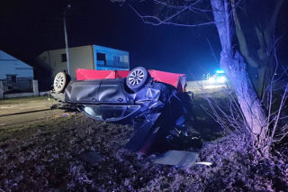 Makabra pod Łosicami. Pędził audi na złamanie karku. Zabił się o drzewo na zakręcie