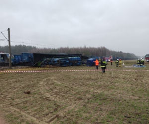 Zderzenie TIR-a z pociągiem! Wykoleiło się 8 wagonów, nie żyje kierowca TIR-a