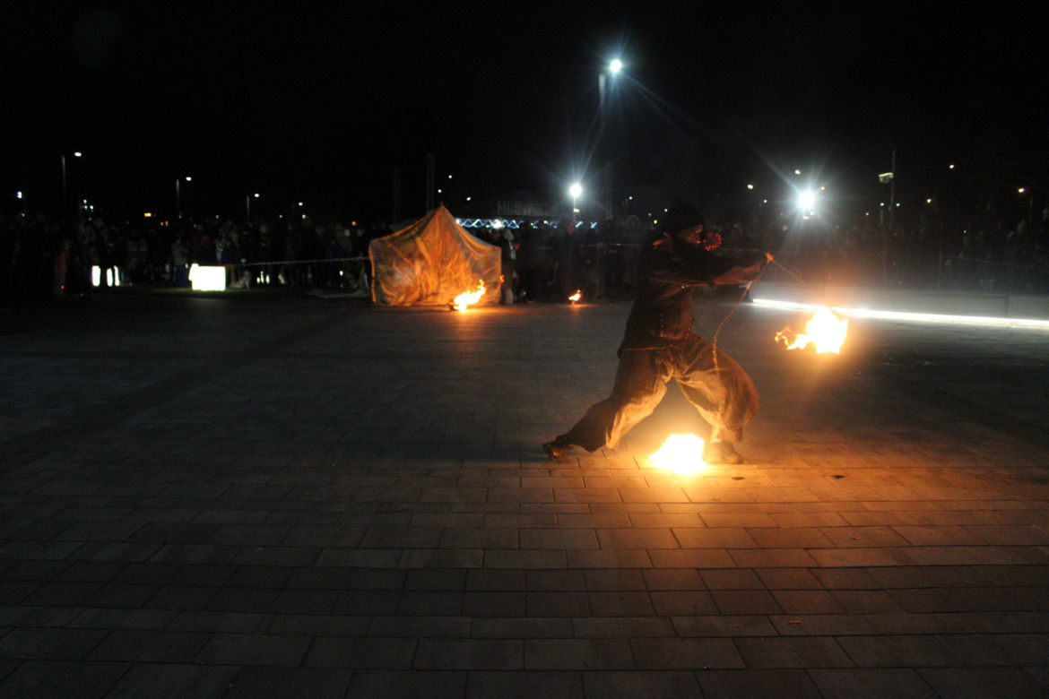 WOŚP 2023 w Krakowie: Fire Show w Nowej Hucie w wykonaniu grupy Spontan Fire