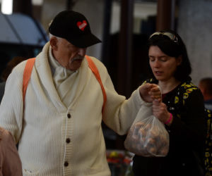 Ma  miliony a kupuje skarpetki po 2 złote