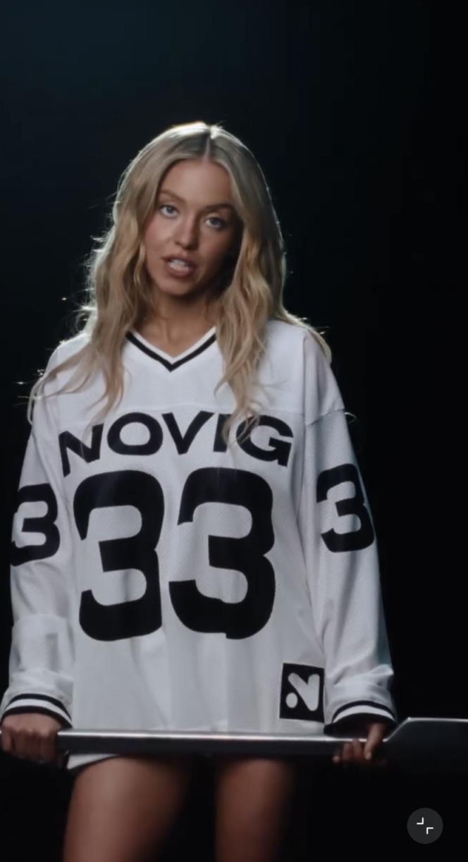 Rozebrana Sydney Sweeney w sportowej reklamie