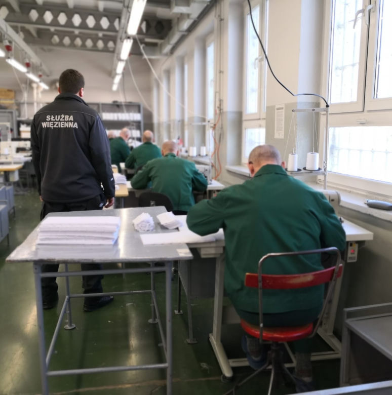 Więźniowie szyją maseczki dla lekarzy