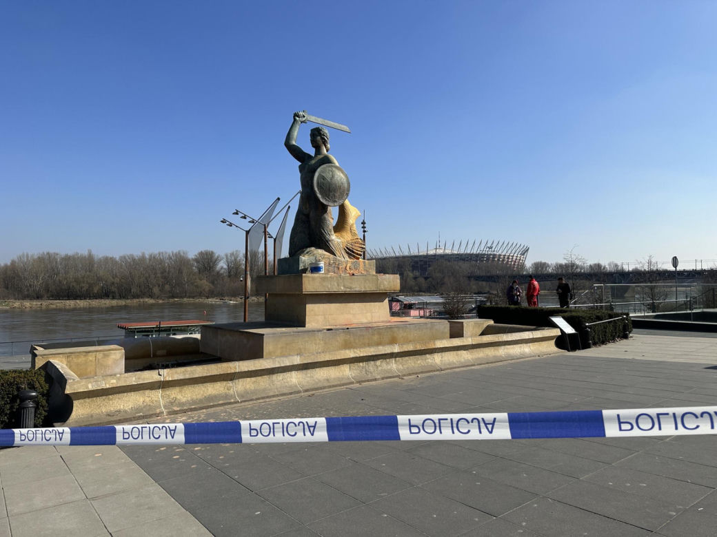 Zniszczyły pomnik Syrenki. Ich odpowiedź szokuje: „Nie chciałyśmy”. Urzędnicy planują czyszczenie monumentu