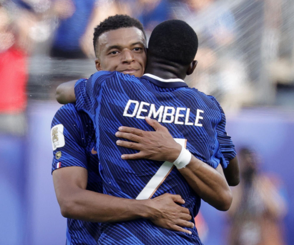 Kylian Mbappe obejmuje Ousmane Dembele podczas meczu. O terminarzu MŚ 2026 przeczytasz na SE Supersport.