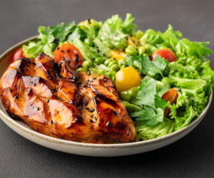 Sałatka „swicy” z kurczakiem lub jajkiem – słodko-ostra, chrupiąca, uzależniająca