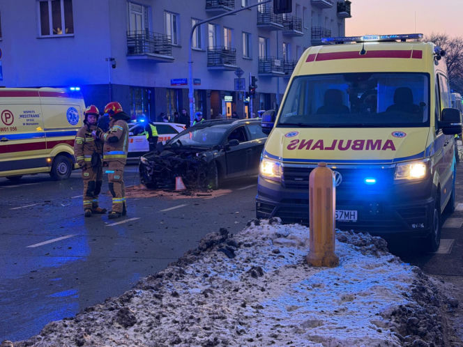Śmigłowiec ratunkowy na placu Szembeka! Zderzenie samochodów, jeden z nich uderzył w kobietę i dziecko