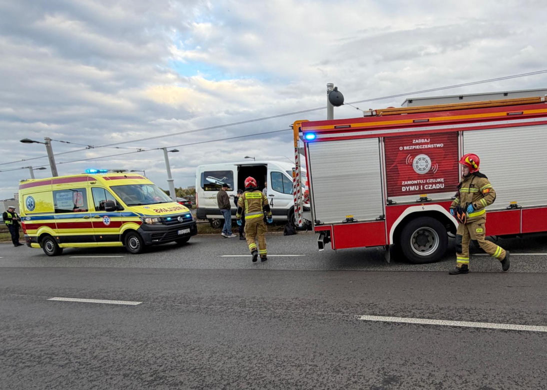 Bus przewożący osoby na lotnisko zjechał z jezdni i z ogromną siłą uderzył w słup trakcji tramwajowej