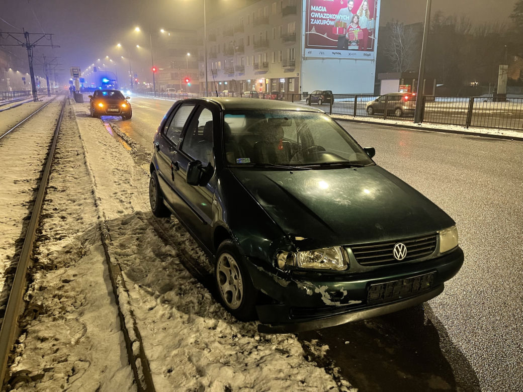 Volkswagen huknął w pieszego na pasach. Mężczyzna nie żyje