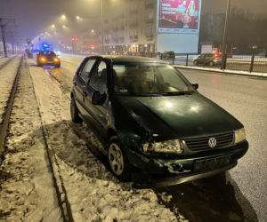 Volkswagen huknął w pieszego na pasach. Mężczyzna nie żyje