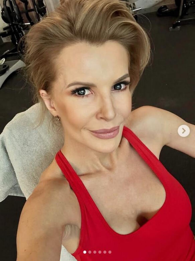 Nie dzierga szalików, nie opiekuje się wnukami. Joanna Racewicz nie daje sobie w kaszę dmuchać!