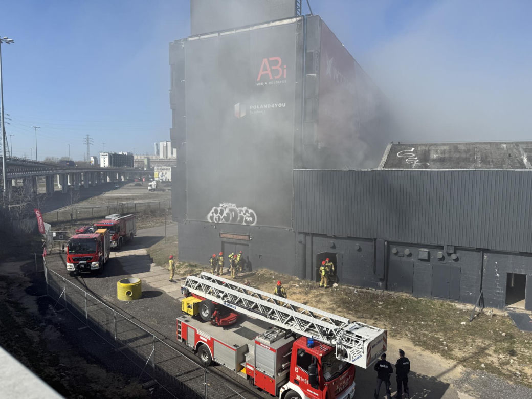 Płonie duża hala w Warszawie! Kolejny pożar w stolicy. Na miejscu wszystkie służby	