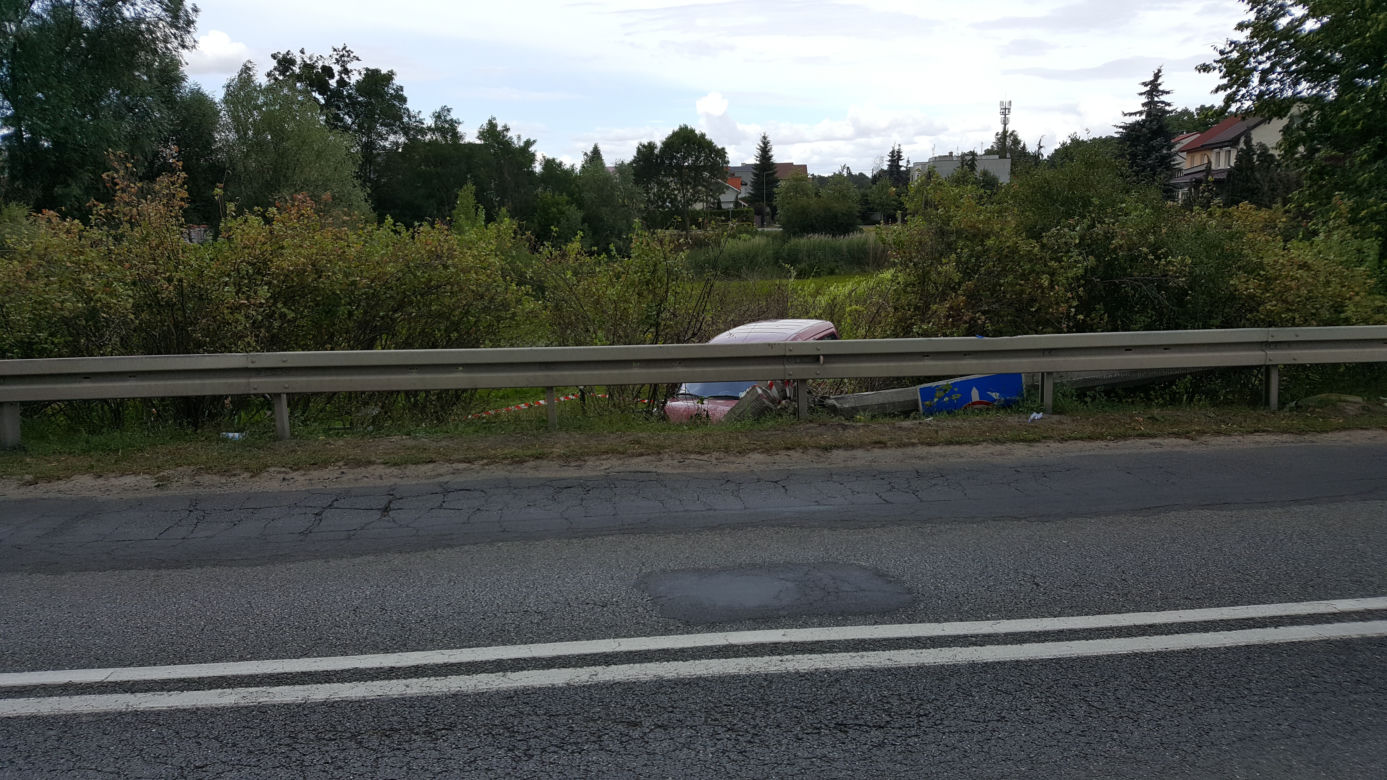 O krok od tragedii na ul. Kolbego! Auto przeleciało przez barierki!