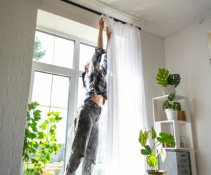 Sąsiedzi wieszają na oknach, a ty nie wiesz, co to takiego. To nowa metoda, aby domownikom zrobiło się lepiej. Może usunąć problem już w jedną noc