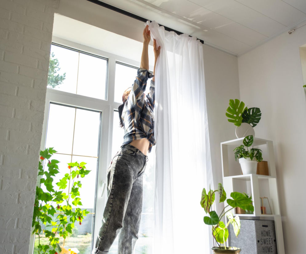 Jak wieszać karnisze bez wiercenia?