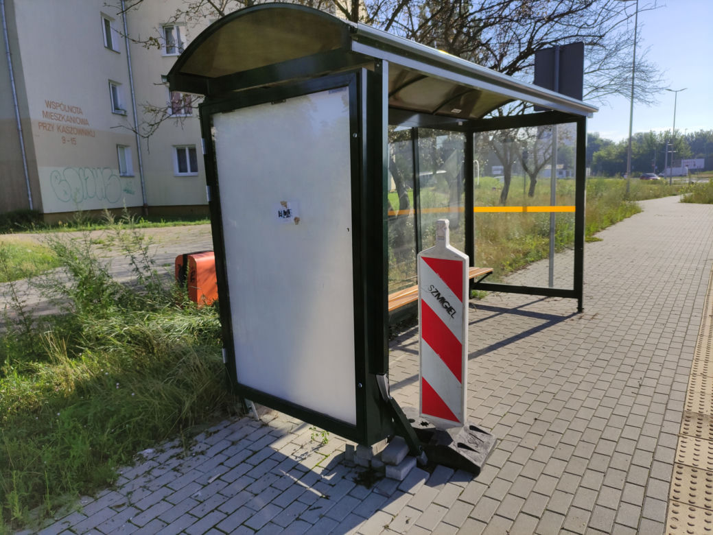 Arkadiusz Brodziński czeka na przystanku, na którym nie stają autobusy